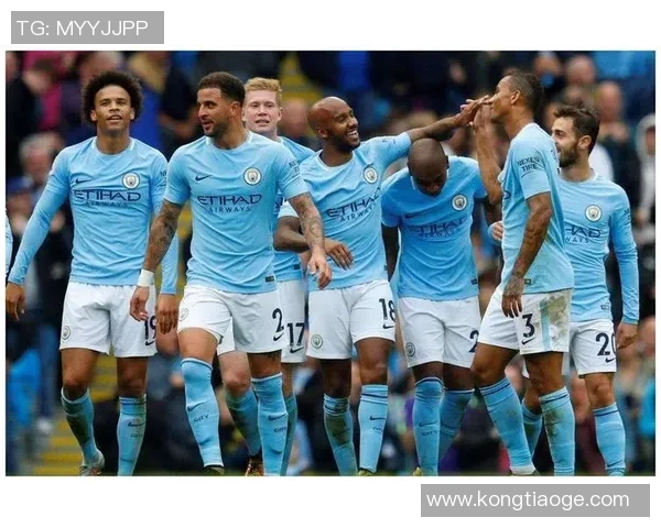 曼城与里昂激战正酣第三个进球引发全场欢呼与争议